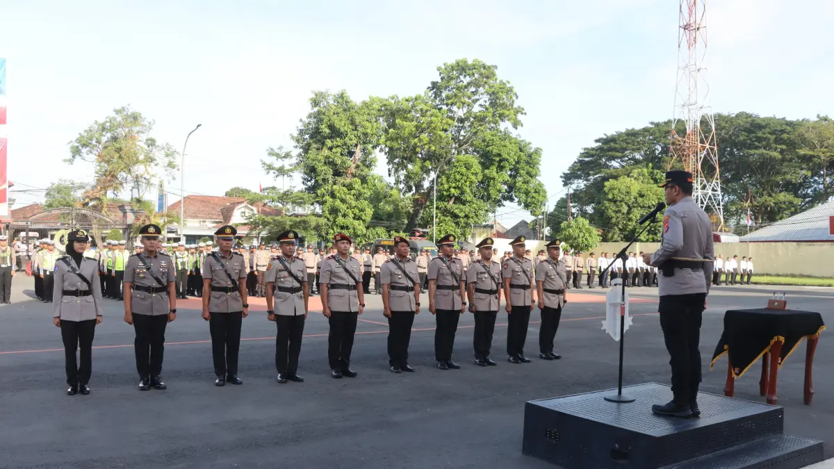 Kapolres Loteng AKBP Eko Yusmiarto memimpin langsung upacara serah terima jabatan (sertijab) sejumlah Pejabat Utama (PJU) dan Kapolsek di Lapangan Apel Mapolres setempat, Rabu (13/5).