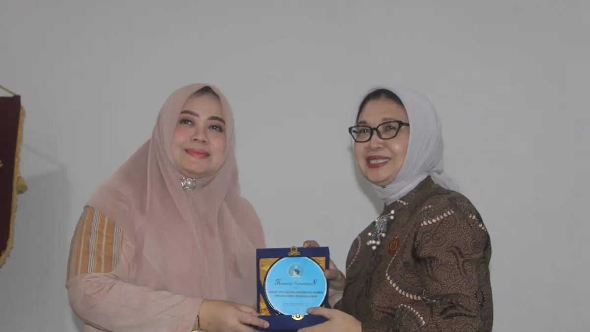Ketua BKOW NTB Indah Dhamayanti Putri (kiri) menerima plakat dari Ketua BKOW Jawa Timur. (IST/LOMBOK POST)