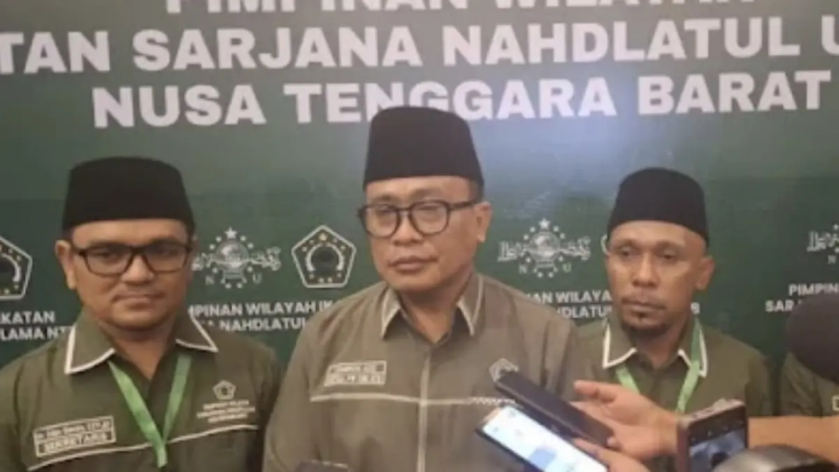 Ketua PW ISNU NTB Zamroni Aziz (tengah) dan Sekretaris PW ISNU NTB Cahya Samudra (kiri) saat memberikan keterangan pers. 