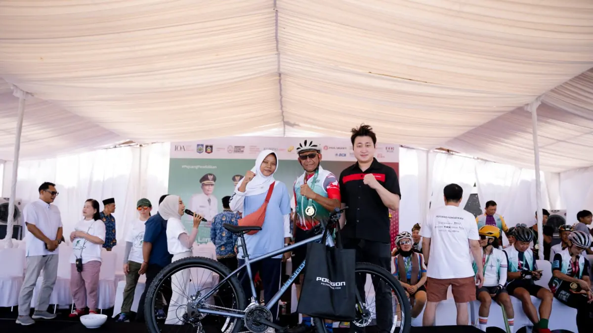 Polygon Bike didampingi salah satu peserta LCR2026 Andy Hadianto menyerahkan bantuan sepeda secara simbolis kepada guru dan siswa di Lombok Tengah. (IST/LOMBOK OST)
