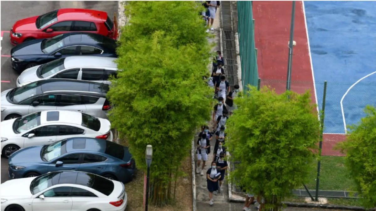 SIAP BELAJAR: Para siswa berjalan masuk ke SMA River Valley di Singapura. (ROSLAN RAHMAN/AFP)&nbsp;