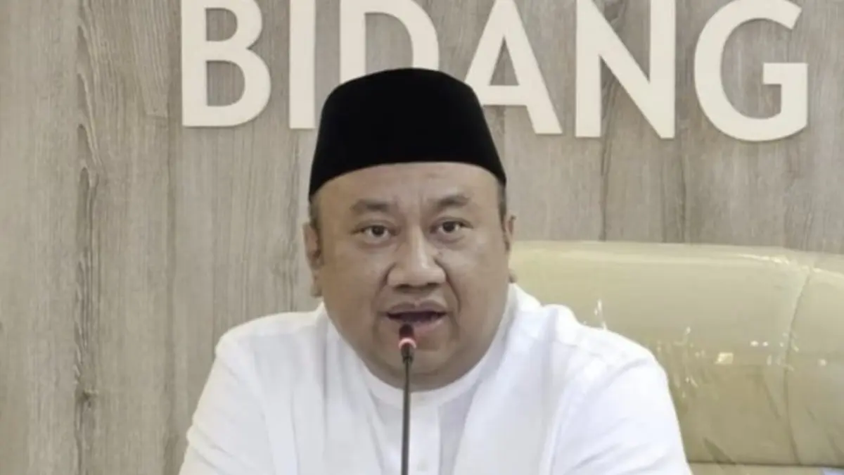Wakil Ketua Komisi X DPR RI Lalu Hadrian Irfani mendesak Presiden Prabowo Subianto untuk menghapus kastanisasi guru.