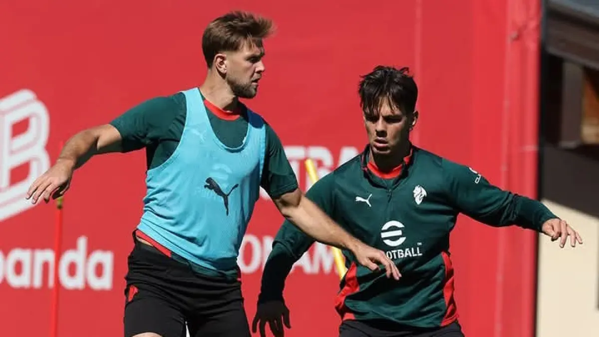 BEREBUT BOLA: Dua pemain AC Milan, Niclas Fullkrug dan Ardon Jas hari dalam salah satu sesi latihan klub. (Istimewa) 