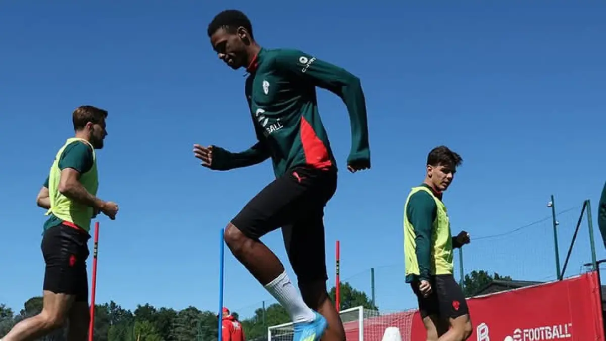 JAGA KONDISI: Latihan para pemain AC Milan di Milanello. (Istimewa) 