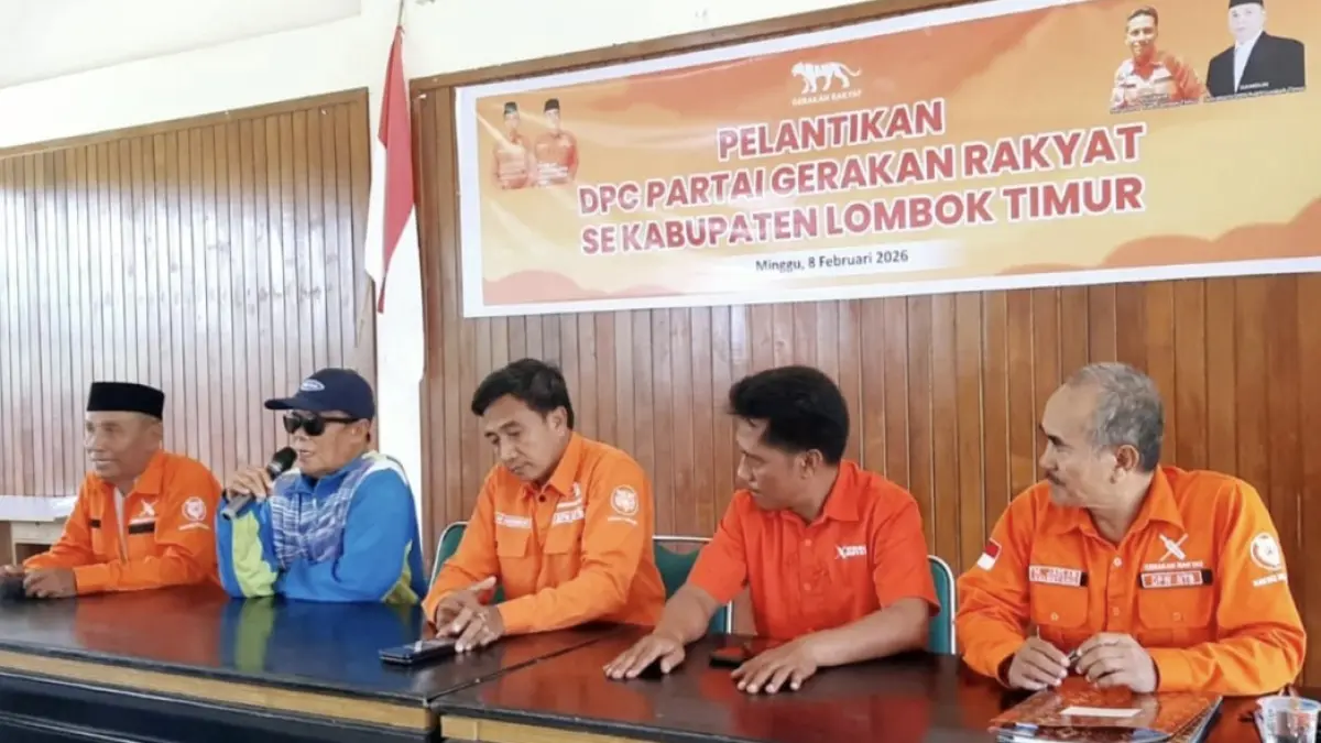Mantan Bupati Lotim Ali BD (dua dari kiri) hadir dalam pelantikan pengurus DPC Gerakan Rakyat se-Lombok Timur beberapa waktu lalu.