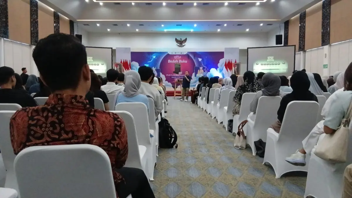 Penulis dan life coach ternama, Rene Suhardono saat berikan materi dalam acara bedah buku bersama Bank Indonesia NTB.