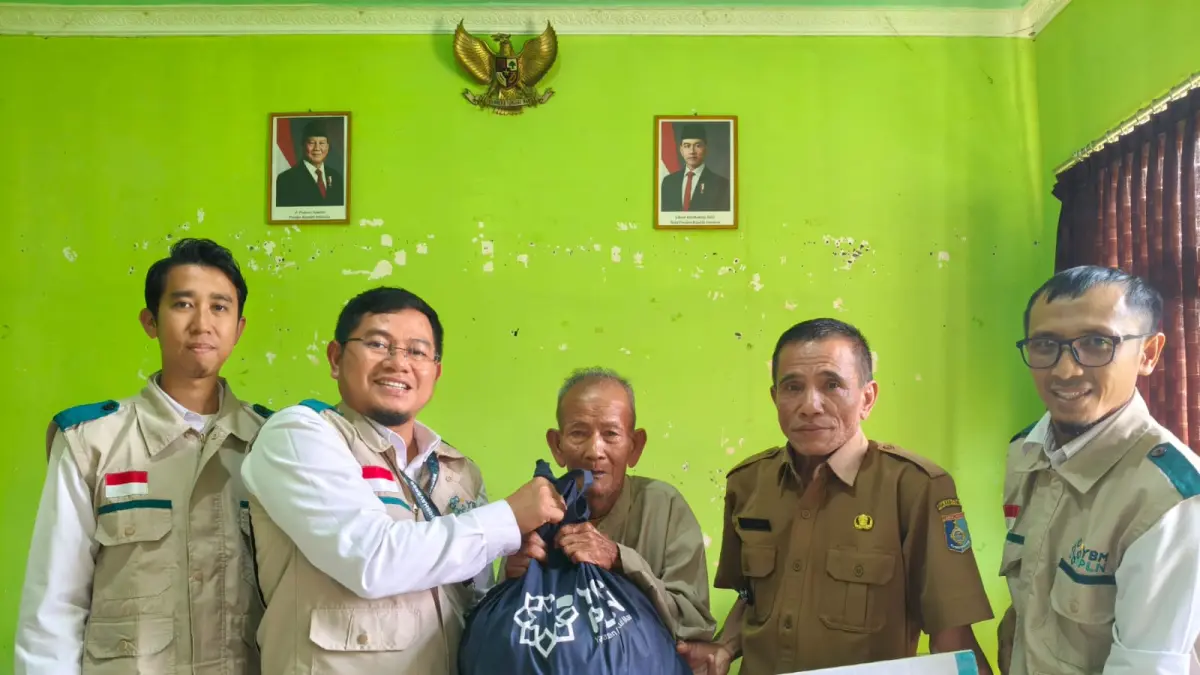 Penyaluran paket santunan bagi kaum dhuafa di Desa Tempos, Lombok Barat. 