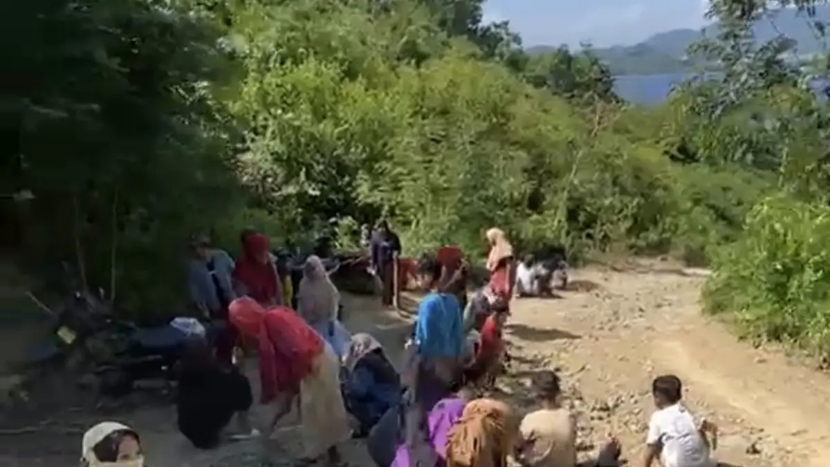 Warga Dusun Medang, Desa Teluk Gok, Sekotong mencangkul tanah perbukitan untuk menimbun jalan berlubang sembari memutar musik. 