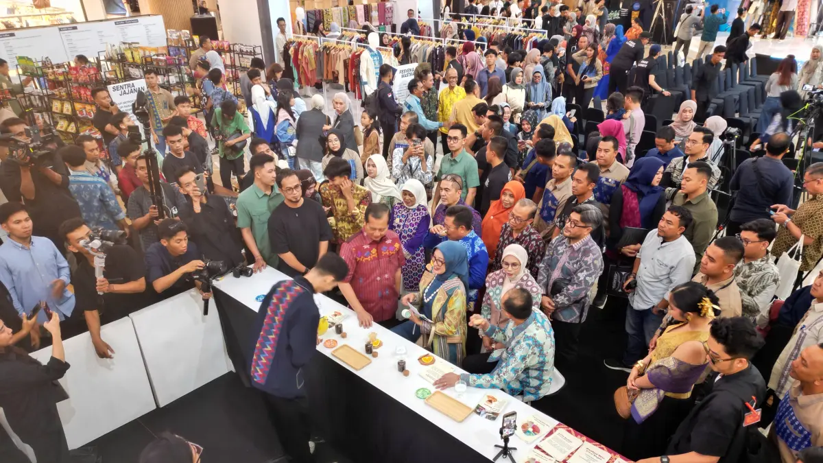Gubernur NTB beserta Ketua Dekranasda NTB bersama Perwakilan Bank Indonesia saat mengelilingi UMKM yang dilibatkan dalam Gelaran Karya Kreatif (KK) NTB 2026 dilaksanakan selama tiga hari yaitu 15-17 Mei 2026 di Lombok Epicentrum Mall dan untuk UMKM kuliner disediakan di Parkir Timur Lombok Epicentrum Mall.