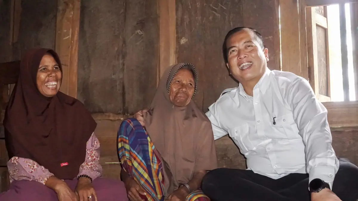BERSAMA WARGA: Gubernur NTB Lalu Muhamad Iqbal bersama dua warga, usai menyerahkan bantuan kepada masyarakat kurang mampu, di Desa Donggo, Bima, beberapa waktu lalu. (DISKOMINFOTIK NTB FOR LOMBOK POST).