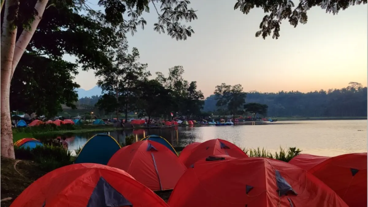CAMPING: Deretan tenda terpasang di kawasan wisata Gunung Jae, Kecamatan Narmada, Lombok Barat, Jumat (15/5). Kawasan ini menjadi tempat favorit untik camping atau glamping karena pemandangannya yang indah. (IVAN/ LOMBOK POST)