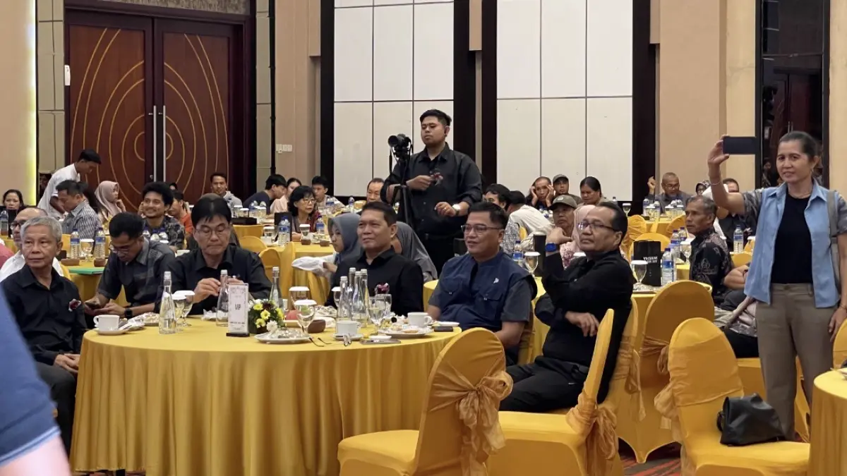 Direktur BPR Prima Nadi I Gusti Ketut Sri Putranta (duduk depan paling kanan) bersama nasabah dan tamu undangan menyaksikan proses undian. 