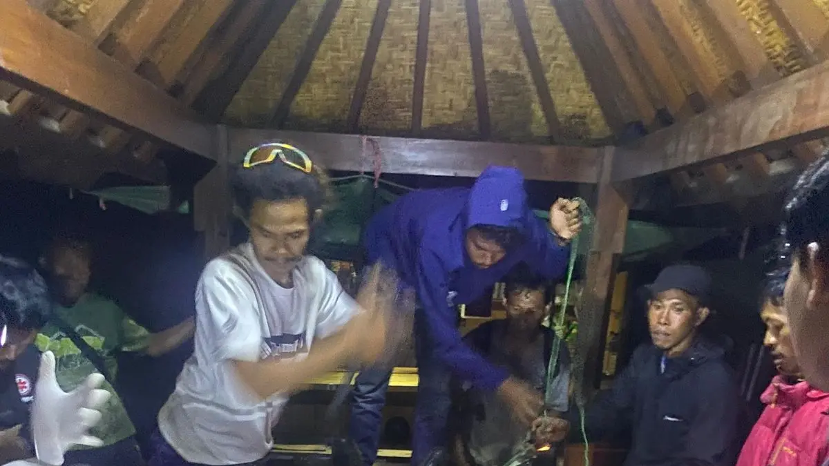 EVAKUASI KORBAN: Tim gabungan melakukan evakuasi terhadap wisatawan yang meninggal dunia saat mendaki di Gunung Rinjani. 