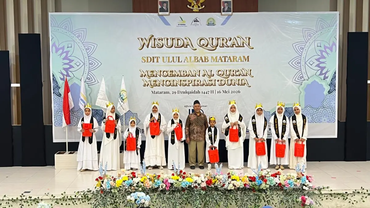 Foto Bersama : Pembina Yayasan saat memberikan reward kepada wisudawan Quran terbaik. (Galih/Lombok Post)