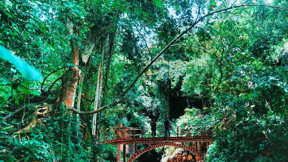 KEINDAHAN ALAM: Wisatawan lokal tengah berlibur ke destinasi wisata Air Terjun Tiu Pituq, di Desa Genggelang, beberapa waktu lalu. (Istimewa)