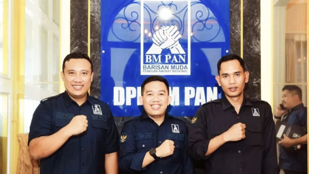 Ketua DPD PAN Kota Mataram Dwi Jaya Saputra (tengah) yang didampingi Ketua DPW BM PAN NTB Ahmad Azhari Gufron (kiri) dan Anggota DPRD NTB Hulaemi (kanan) siap melenggang sebagai calon ketua umum BM PAN periode 2026-2031.