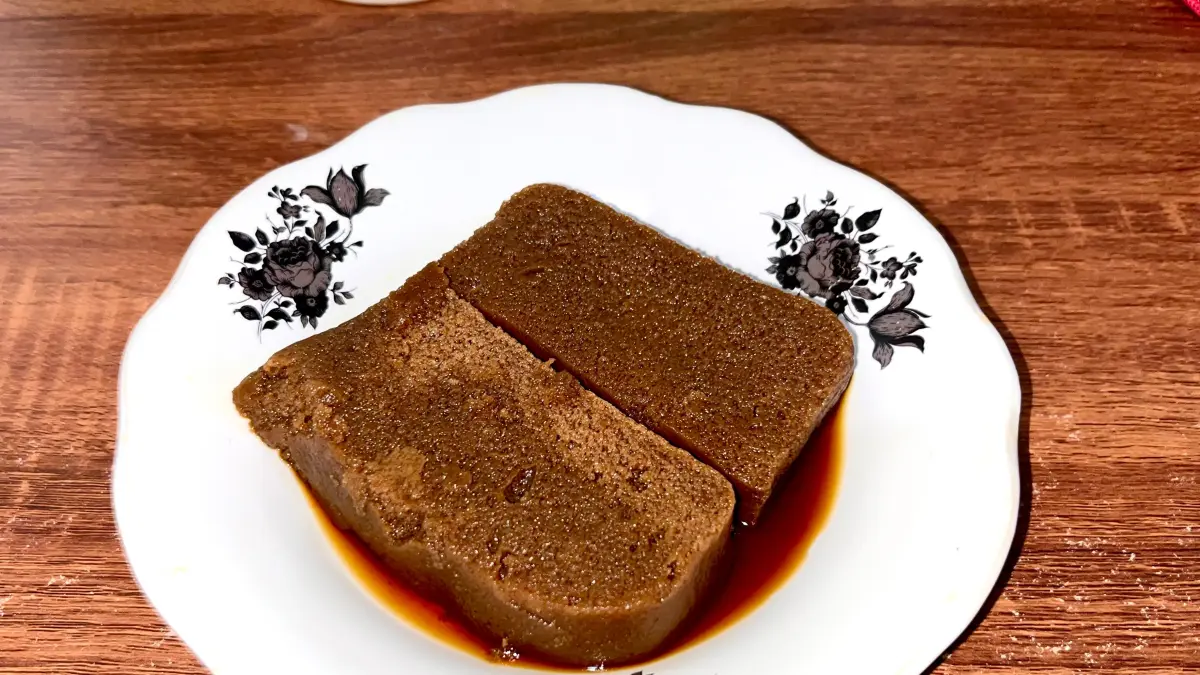 MANIS DAN SEGAR: Tampilan Bolu Berai, jajanan unik khas Sumbawa yang manis dan segar serta memanjakan lidah. (Ferial/Lombok Post)