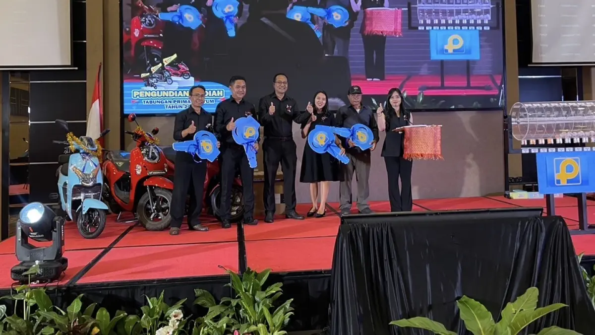 Momen foto bersama penyerahan hadiah undian BPR Prima Nadi melalui perwakilan cabang masing-masing. 