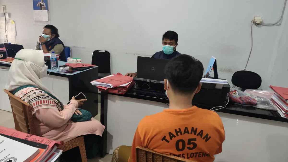oknum guru pondok pesantren di wilayah Kecamatan Pujut berinisial MY, umur 28 tahun, tega melakukan tindakan sodomi terhadap sejumlah santrinya yang masih di bawah umur. (Dewi/Lombok Post) 