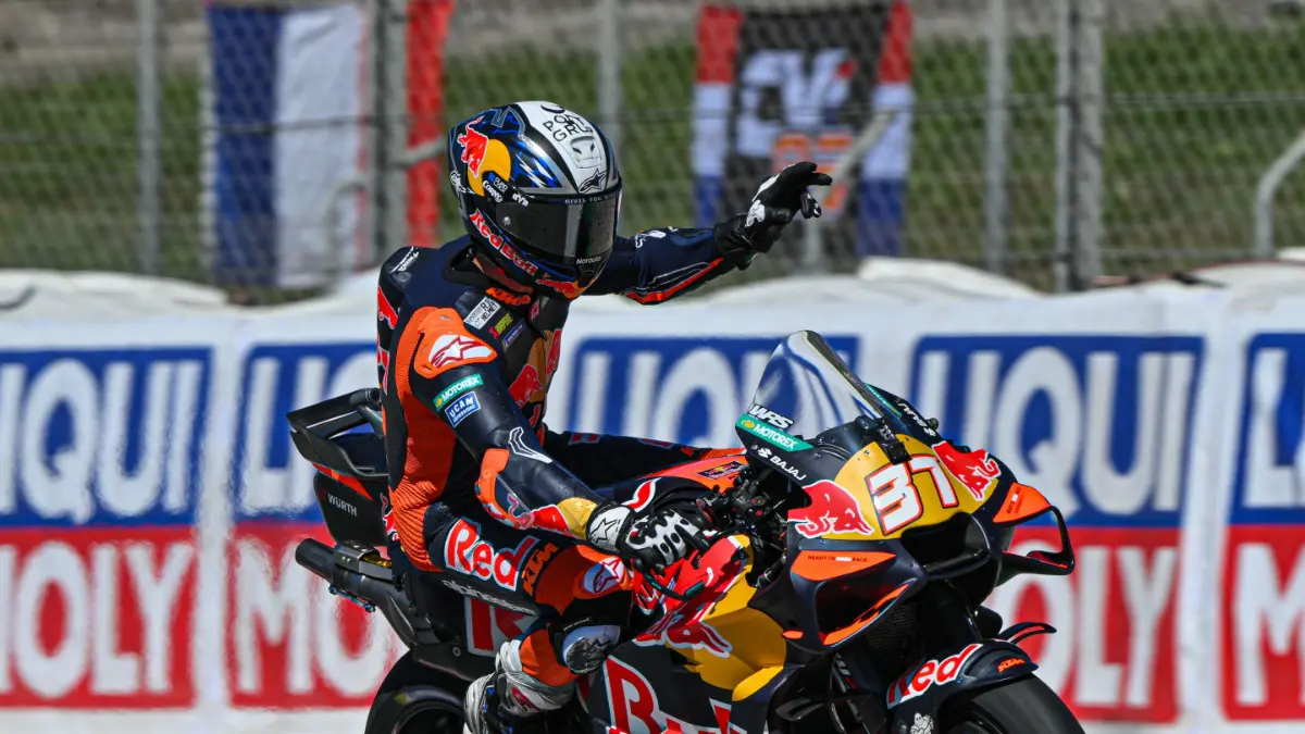 Pedro Acosta meraih pole position MotoGP Catalunya 2026. Jorge Martin dan Marco Bezzecchi crash saat kualifikasi. (motogp.com)