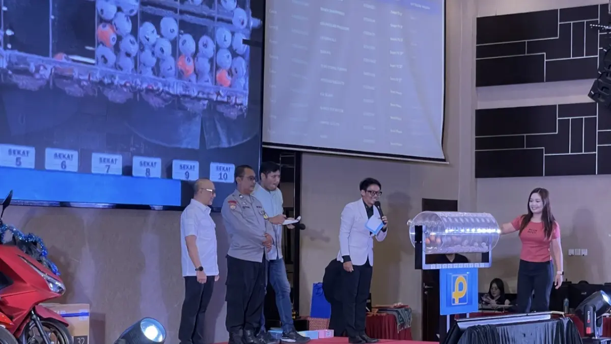 Pengundian hadiah oleh nasabah dengan memutar rolling ball di hotel Golden Palace. 
