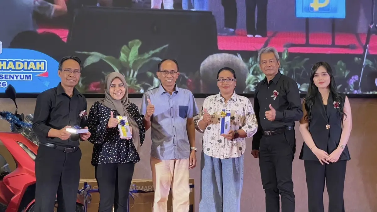 Penyerahan hadiah kepada pemenang undian BPR Prima Nadi di Hotel Golden Place. 