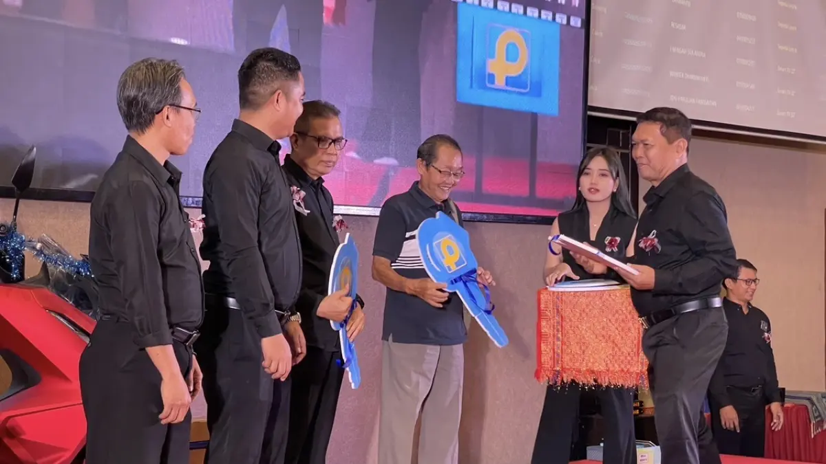 Penyerahan hadiah motor kepada pemenang undian BPR Prima Nadi di Hotel Golden Palace. 