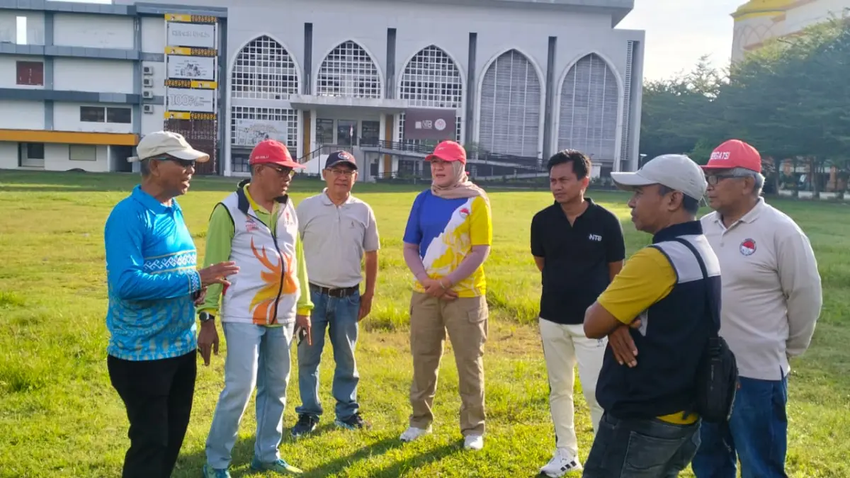 Perwakilan PB Pergatsi didampingi jajaran Pengprov Pergatsi NTB meninjau calon venue PON 2028 di Islamic Center. (IST/LOMBOK POST)