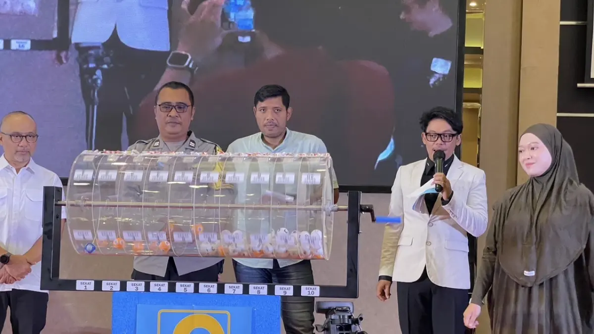Proses pengundian hadiah tabungan bagi nasabah loyal BPR Prima Nadi di Hotel Golden Palace, Kota Mataram, disaksikan aparat kepolisian, notaris, kemensos, dan perwakilan nasabah. 