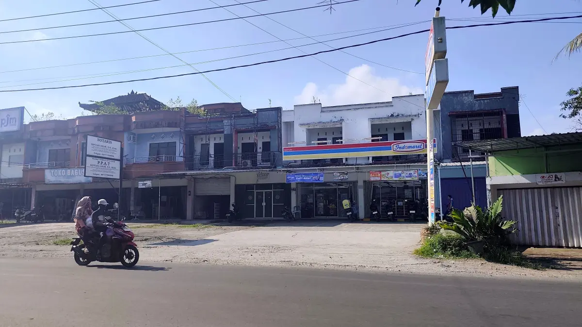 Salah satu gerai Indomaret yang beroperasi dekat dengan Pasar Renteng Praya masuk dalam daftar penutupan kegiatan usaha yang dirilis Pemkab Loteng, Senin (11/5) lalu.
(Dewi/Lombok Post) 