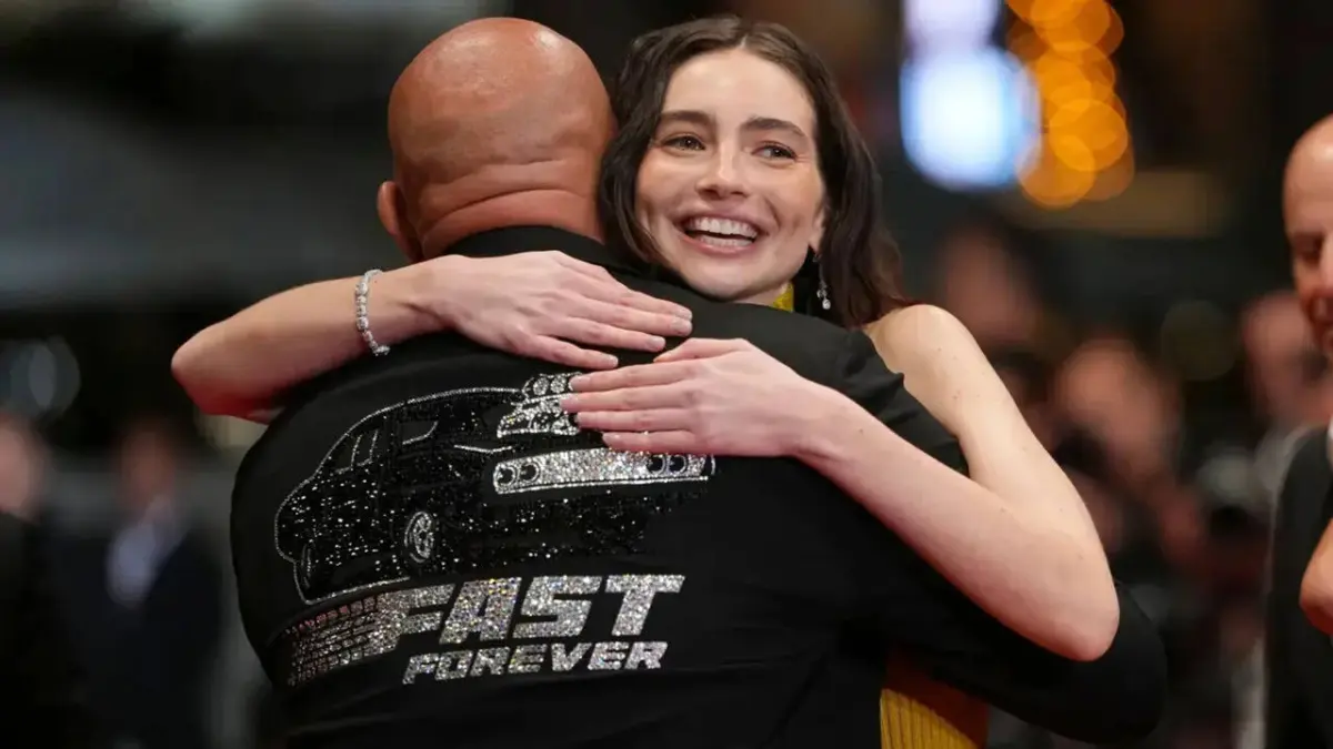 Suasana semakin emosional ketika Vin Diesel terlihat memeluk hangat Meadow Walker di karpet merah Cannes. (ist)