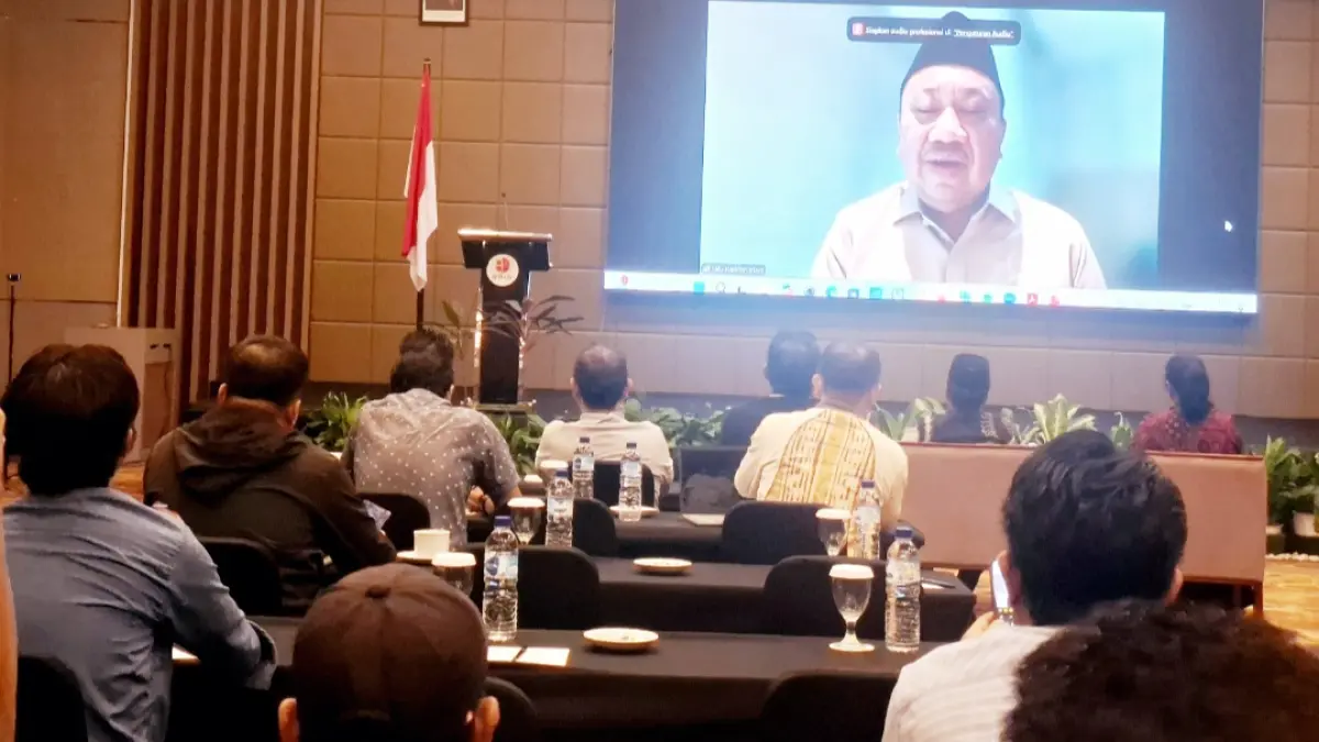 Wakil Ketua Komisi X DPR RI Lalu Hadrian Irfani menyampaikan sambutan dalam workshop bertajuk "Teknik Penulisan Berita Ilmiah Populer" di Kota Mataram, Sabtu (16/5). 