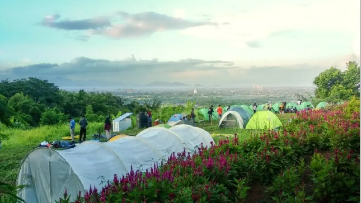 WISATA ALAM: Puluhan warga berkemah di bukit Korea Kecamatan Gunungsari, Lombok Barat, Jumat (15/5). Dari pengunjung bisa melihat Kota Mataram dari ketinggian. ( IVAN/ LOMBOK POST )