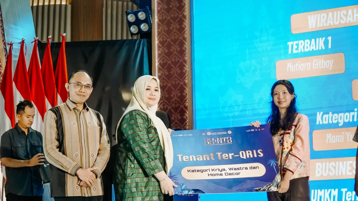 TRANSAKSI QRIS TERBANYAK: Kepala KPwBI NTB Hario K Pamungkas (kiri) dan Wagub NTB Hj Dinda Dhamayanti Putri (dua kiri) menyerahkan penghargaan pada UMKM dengan transaksi QRIS terbanyak dalam event KK-NTB 2026 di atrium Lombok Epicentrum Mall, Minggu (17/5). (Humas Bank Indonesia)