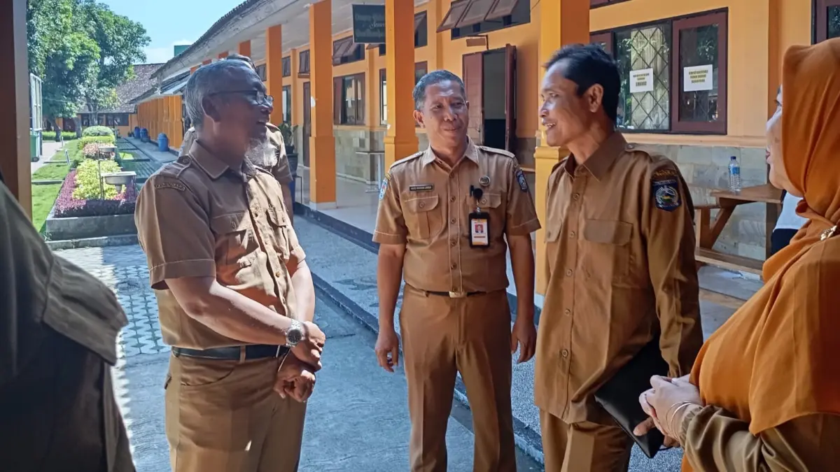 DISKUSI: Kepala Dikpora NTB Syamsul Hadi (dua dari kanan) mendengarkan masukan dari sejumlah guru saat berkunjung ke salah satu sekolah di Kota Mataram, belum lama ini. Raperda Sumbangan Pendidikan NTB dikebut, Pemprov pastikan tak bebani masyarakat.