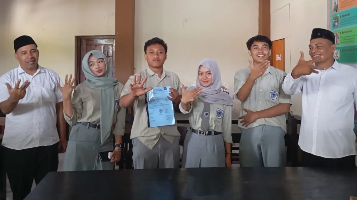 FOTO BERSAMA: Personel Sanggar Teater Songo SMAN 9 Mataram foto bersama guru dan pembina teater di sekolah setempat, Rabu lalu (13/5).