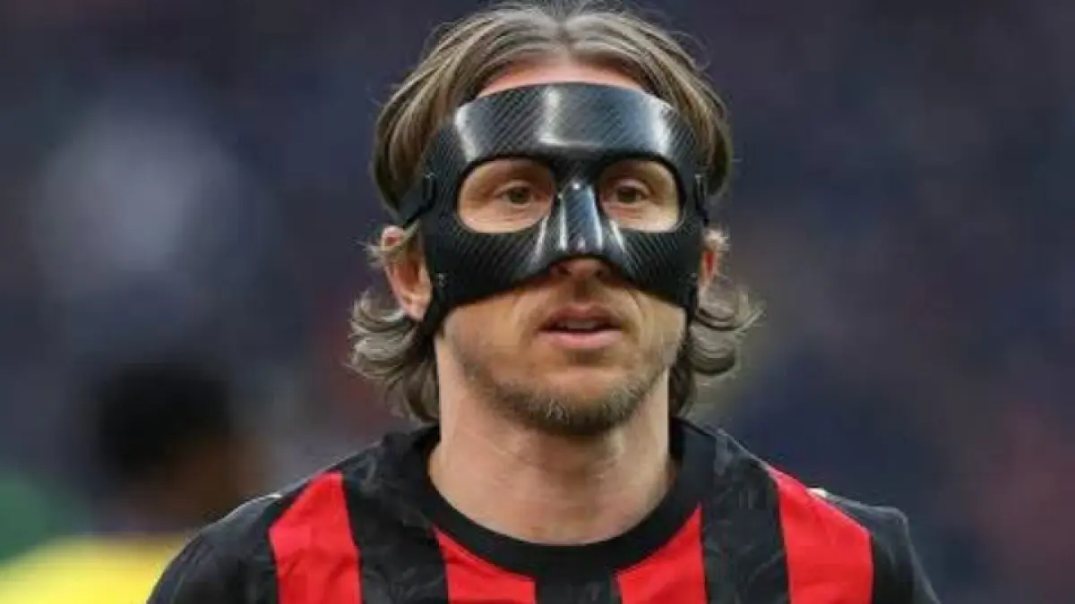 Luka Modric yang bisa kembali membela AC Milan meski harus mengenakan topeng pelindung wajah. (Istimewa) 