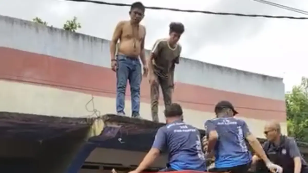 Petugas Damkartan evakuasi korban yang tersengat listrik saat hendak memasang kabel WiFi di Lingkungan Meteng, Perapen, Praya, Lombok Tengah, Sabtu (16/5). 
