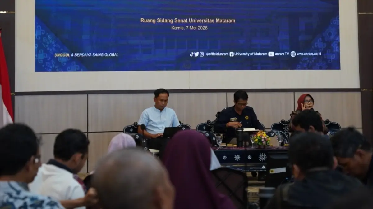SOSIALISASI: Rektor Unram Prof Sukardi (tengah/depan) pada sosialisasi adendum kontrak penelitian PNBP 2026 yang digelar di Ruang Sidang Senat Rektorat Unram, belum lama ini.
