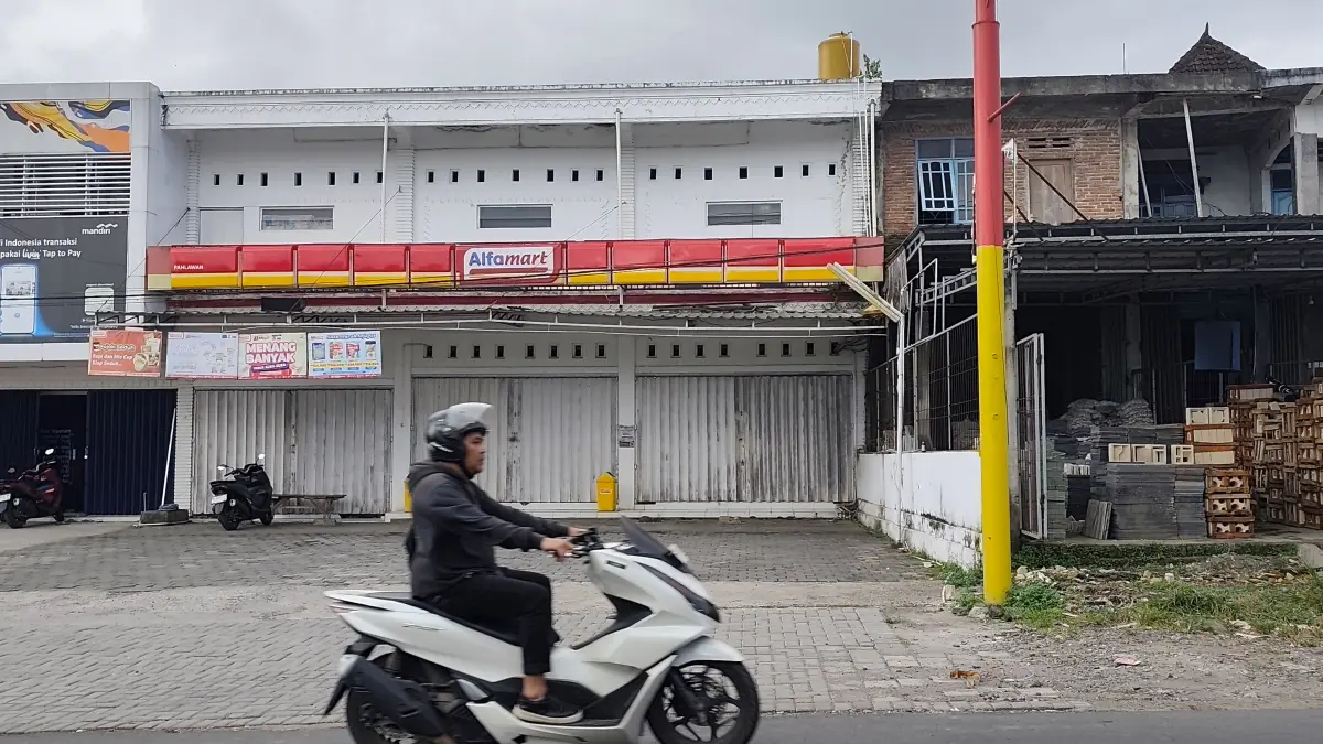 Salah satu gerai Alfamart yang berada dekat dengan Pasar Renteng telah tutup secara mandiri, Sabtu (16/5). Penutupan ini adalah upaya pemkab Loteng menegakkan Perda Nomor 7 tahun 2021 tentang penertiban ritel modern yang langgar aturan jarak atau kurang dari satu kilometer dari pasar tradisional. (Dewi/Lombok Post) 
