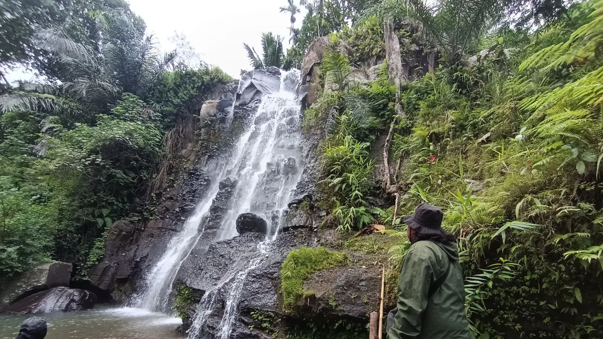 AIR TERJUN: Sejumlah pengujung &nbsp;saat menikmati kesegaran dan keindahan air terjun lembah Rinjani Desa Tetebatu, Kecamatan Sikur