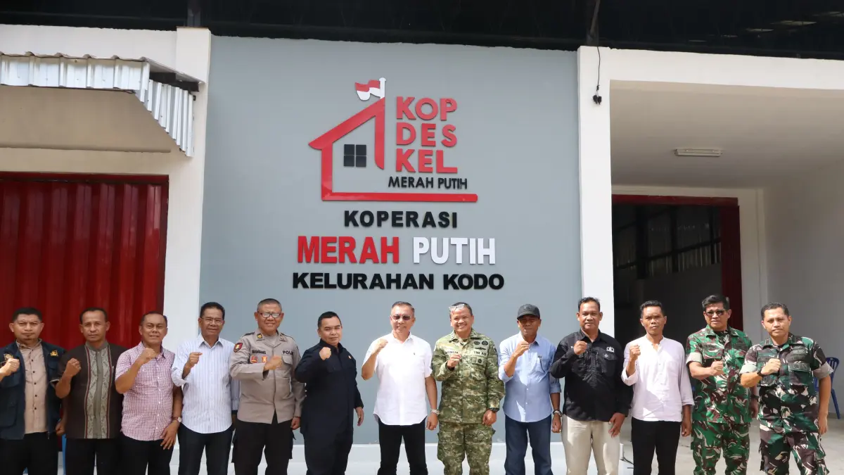 BERFOTO BERSAMA: Wali Kota Bima HA Rahman (tengah) berfoto bersama usai mengikuti peluncuran KDKMP di koperasi kelurahan merah putih, Kelurahan Kodo, Kecamatan Rasanae Timur, Sabtu (16/5). (Dok Prokopim Setda Kota Bima)