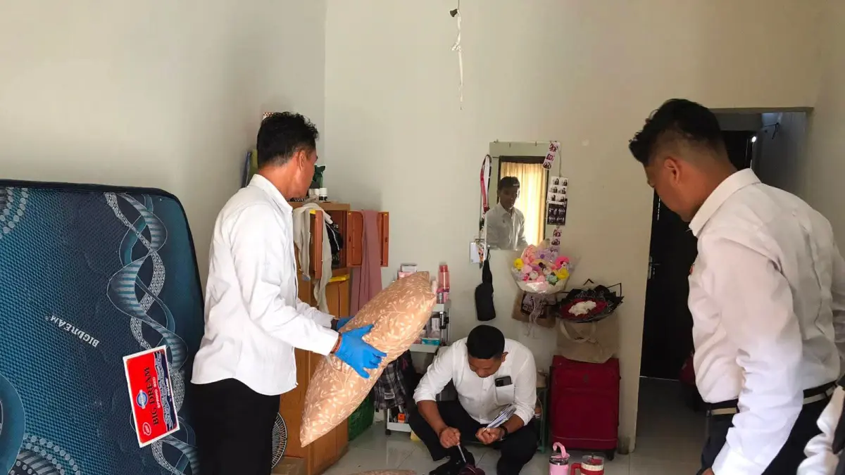 CARI BUKTI: Polisi melakukan olah TKP di kamar kos tempat ditemukannya mahasiswi Unram berinisial NDR meninggal di Jalan Jalan Sakura VII, Gomong, Kecamatan Selaparang, Kota Mataram, kemarin (18/5).&nbsp;