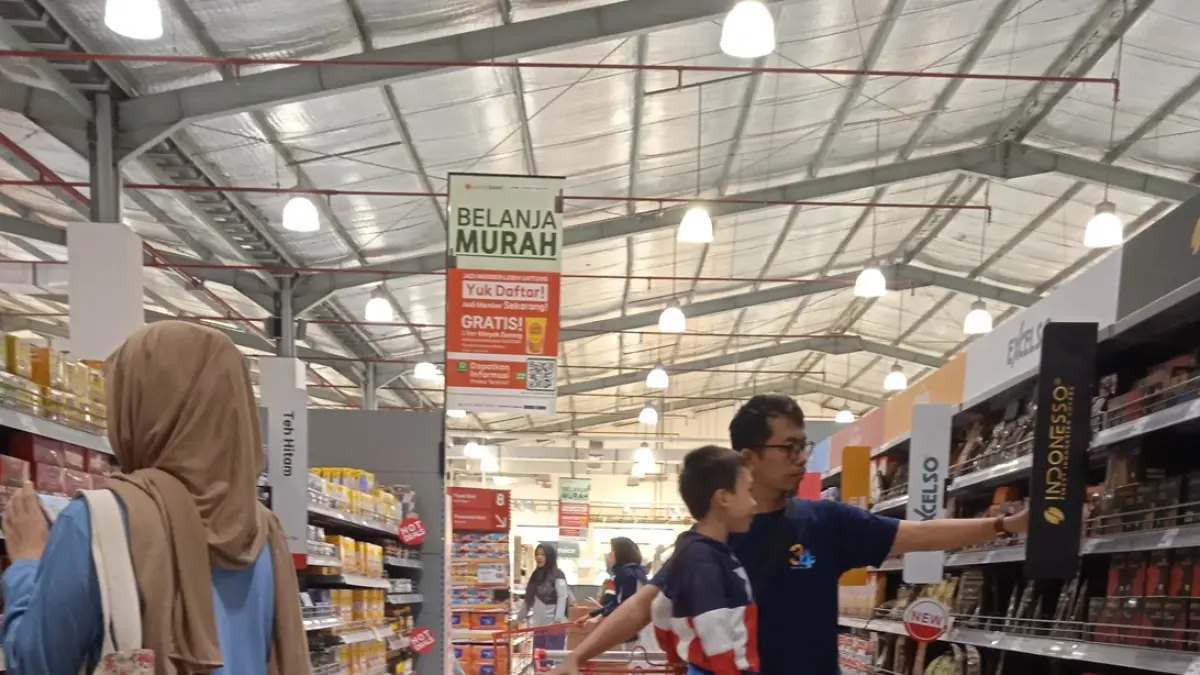 DAYA BELI TERJAGA: Suasana di salah satu pusat perbelanjaan di Kota Mataram, beberapa waktu lalu. (WAHYU/LOMBOK POST)