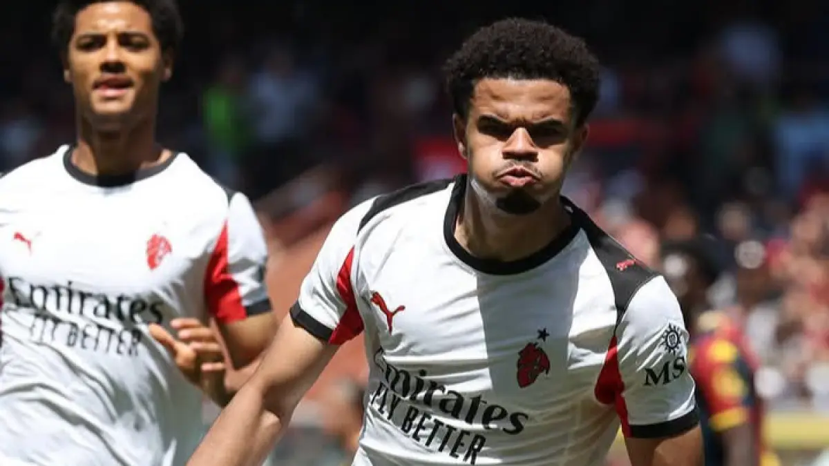 Ekspresi Zachary Athekame usai mencetak gol kedua AC Milan dalam laga kontra Genoa yang berkesudahan 2-1. (Istimewa) 
