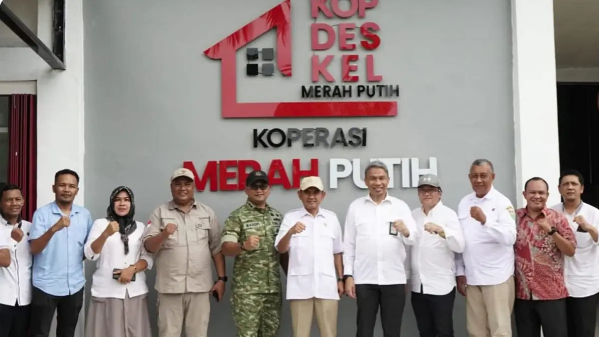 IKUT PELUNCURAN: Wabup Sumbawa Mohamad Ansori (tengah) mengikuti peluncuran Koperasi Desa Merah Putih, Sabtu (16/5). (Dok Prokopim Setda Sumbawa)