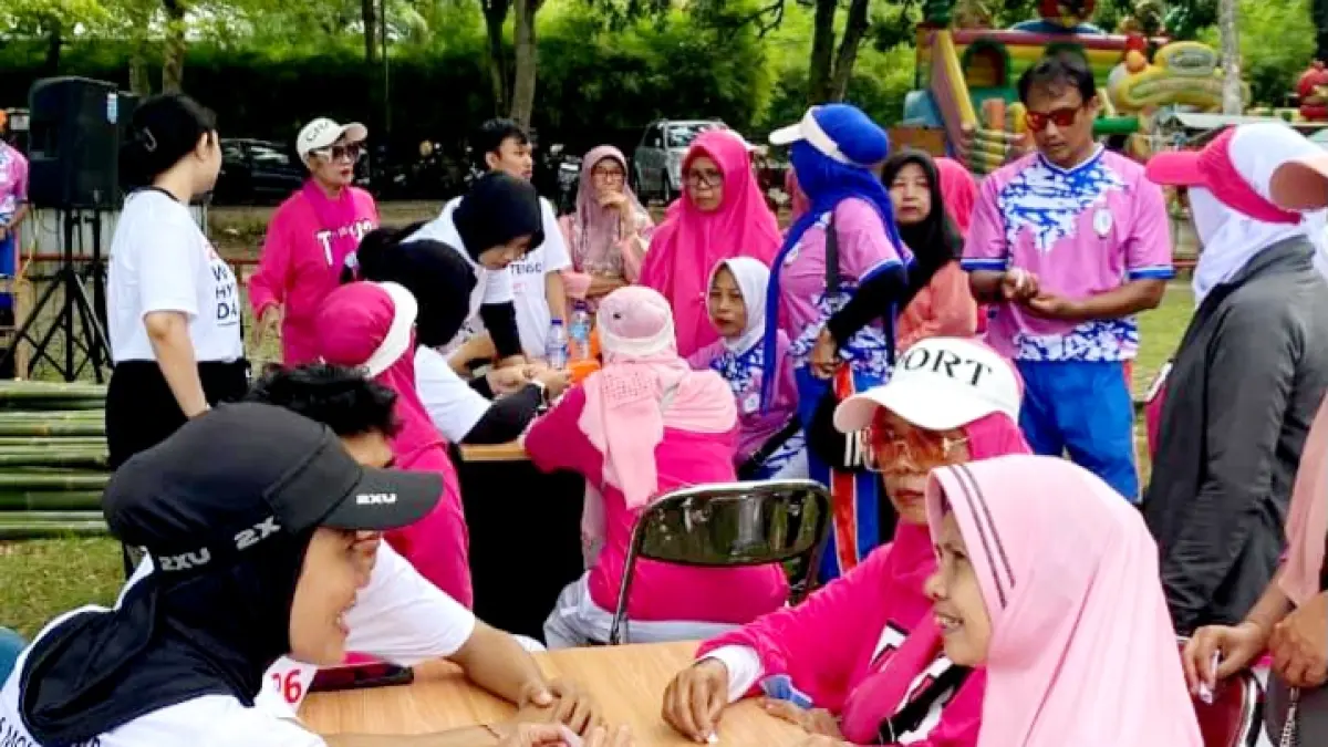 JAGA KESEHATAN: Warga mengikuti senam bersama dan pemeriksaan tekanan darah gratis dalam rangka peringatan World Hypertension Day 2026 di Teras Udayana, Mataram, Minggu (17/5).&nbsp;