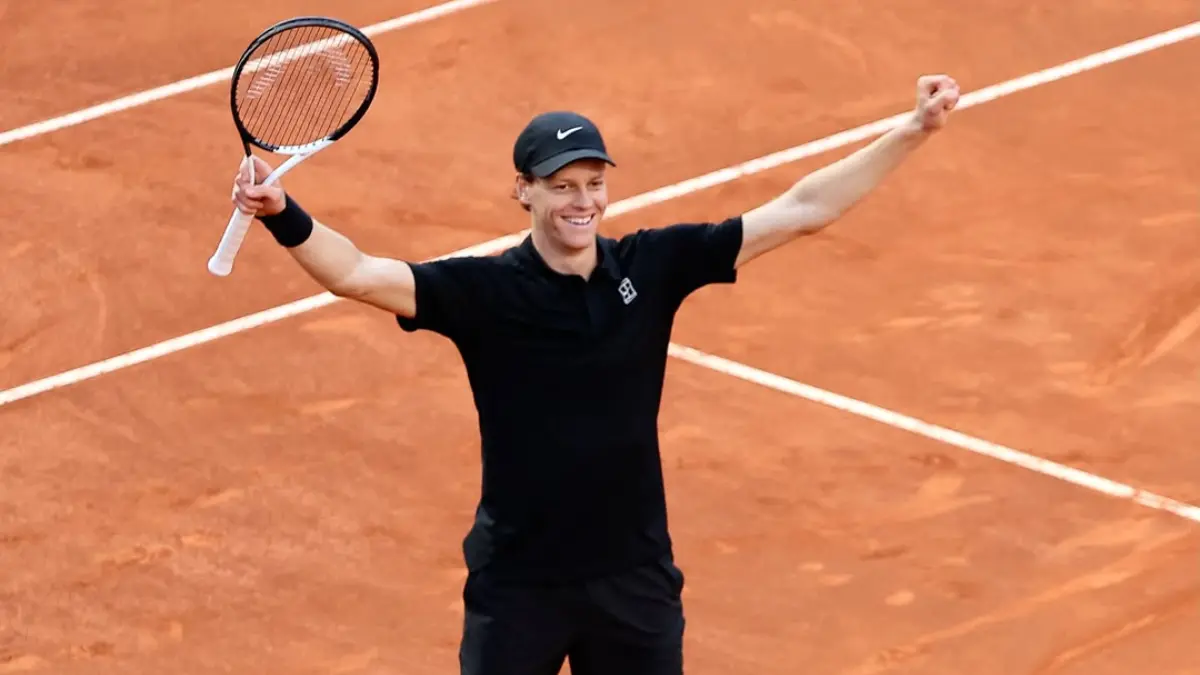 Jannik Sinner menyapu bersih gelar Masters 1000 tanah liat 2026 dan menyamai rekor Rafael Nadal usai juara Roma. (Instagram Internazionali BNL d