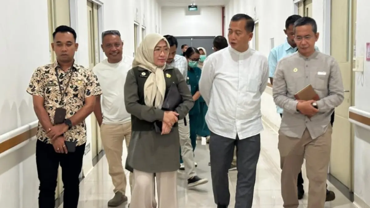 KESEHATAN: Gubernur NTB Lalu Muhamad Iqbal bersama Direktur RSUP NTB drg Asrul Sani bersama jajaran manajamen RSUP NTB usai rapat di Ruang Kerja Pendopo Gubernur pada Rabu (13/5). (DISKOMINFOTIK NTB/LOMBOK POST)
