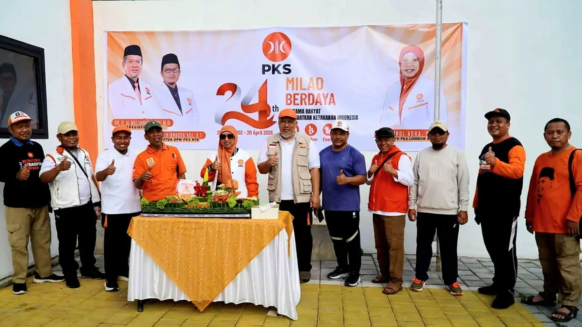 MILAD: Ketua DPD PKS Lombok Barat Ummi Nurul Adha bersama pengurus dan kader usai mengikuti rangkaian jalan sehat dan pemotongan tumpeng pada puncak Milad PKS ke-24 di Kantor DPD PKS Lombok Barat, Minggu (17/5).
